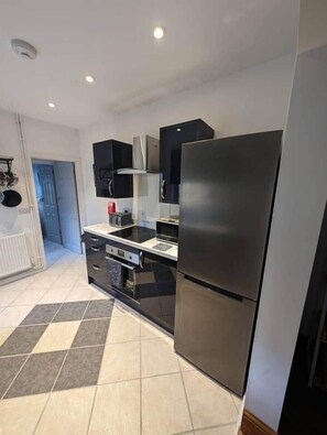 Refrigerador, microondas, horno y parrilla de estufa 