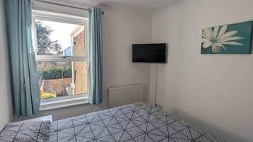 Iron/ironing board, WiFi, bed sheets