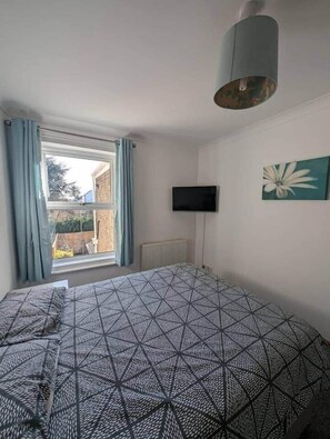 Tabla de planchar con plancha, wifi y ropa de cama 