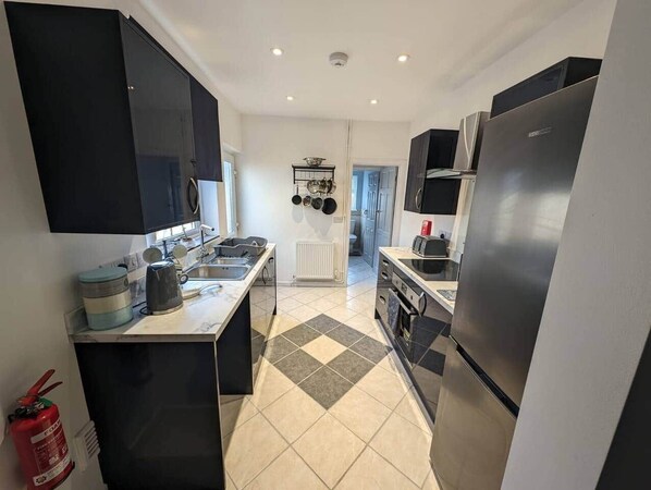 Refrigerador, microondas, horno y parrilla de estufa 