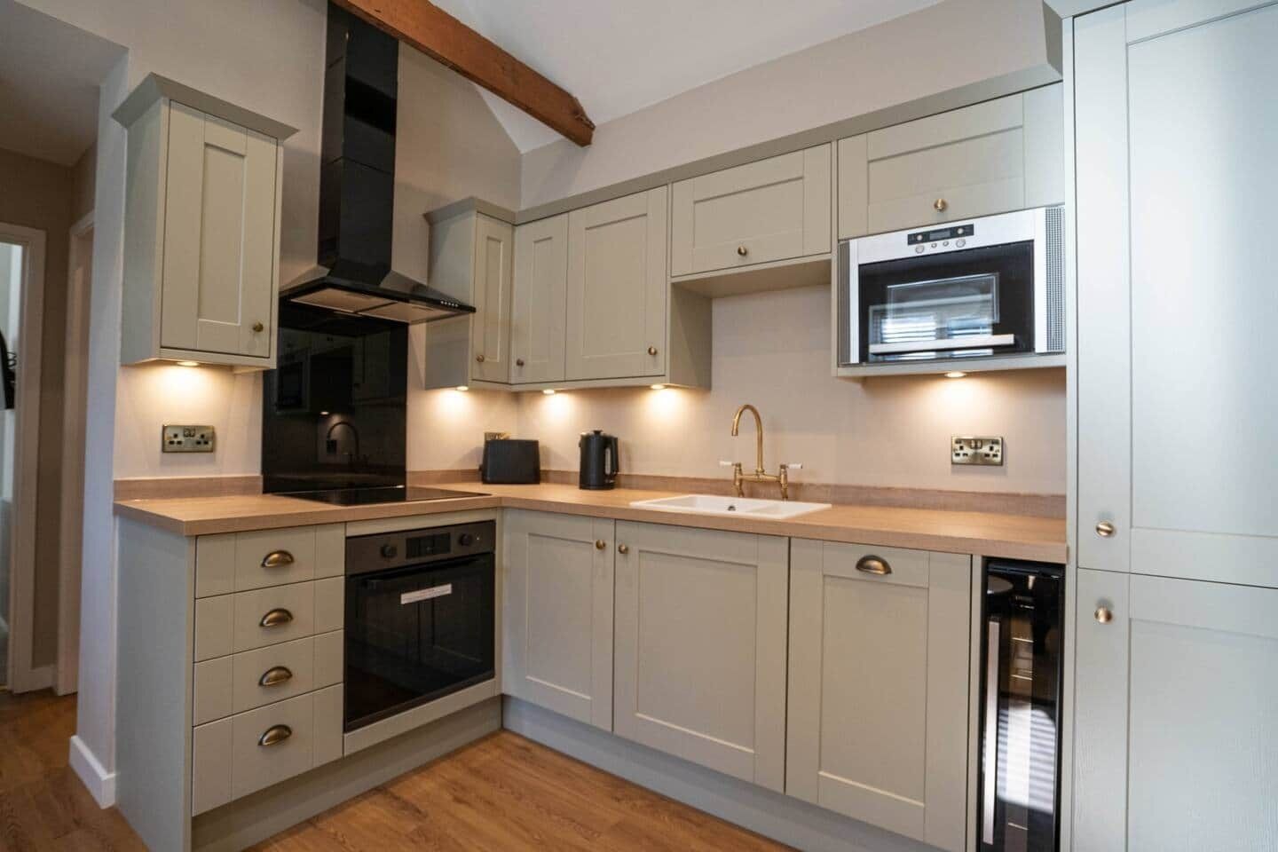 ثلاجة، ميكروويف، فرن، موقد طهي مسطح