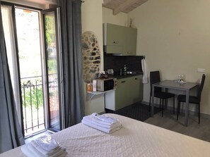 Bureau, fer et planche à repasser, lit parapluie, Wi-Fi gratuit