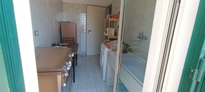 Haartrockner, Bidet, Handtücher, Seife