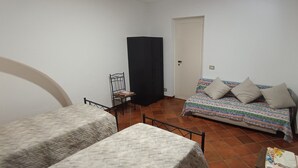 Un petit logement composé d’une seule pièce, comprenant un lit, une chaise et une armoire.