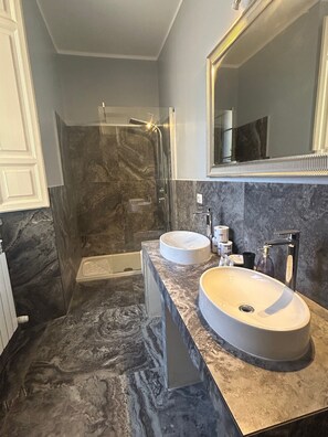 Dusche, Bidet, Handtücher