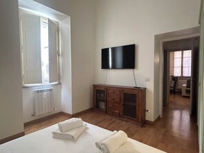 2 bedrooms, free WiFi, bed sheets - San Vitale by GHOR - Two Bedroom Apartment, Sleeps 6 (Rome)