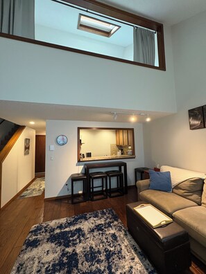 Smart-TV, peis, DVD-spiller og bordtennis