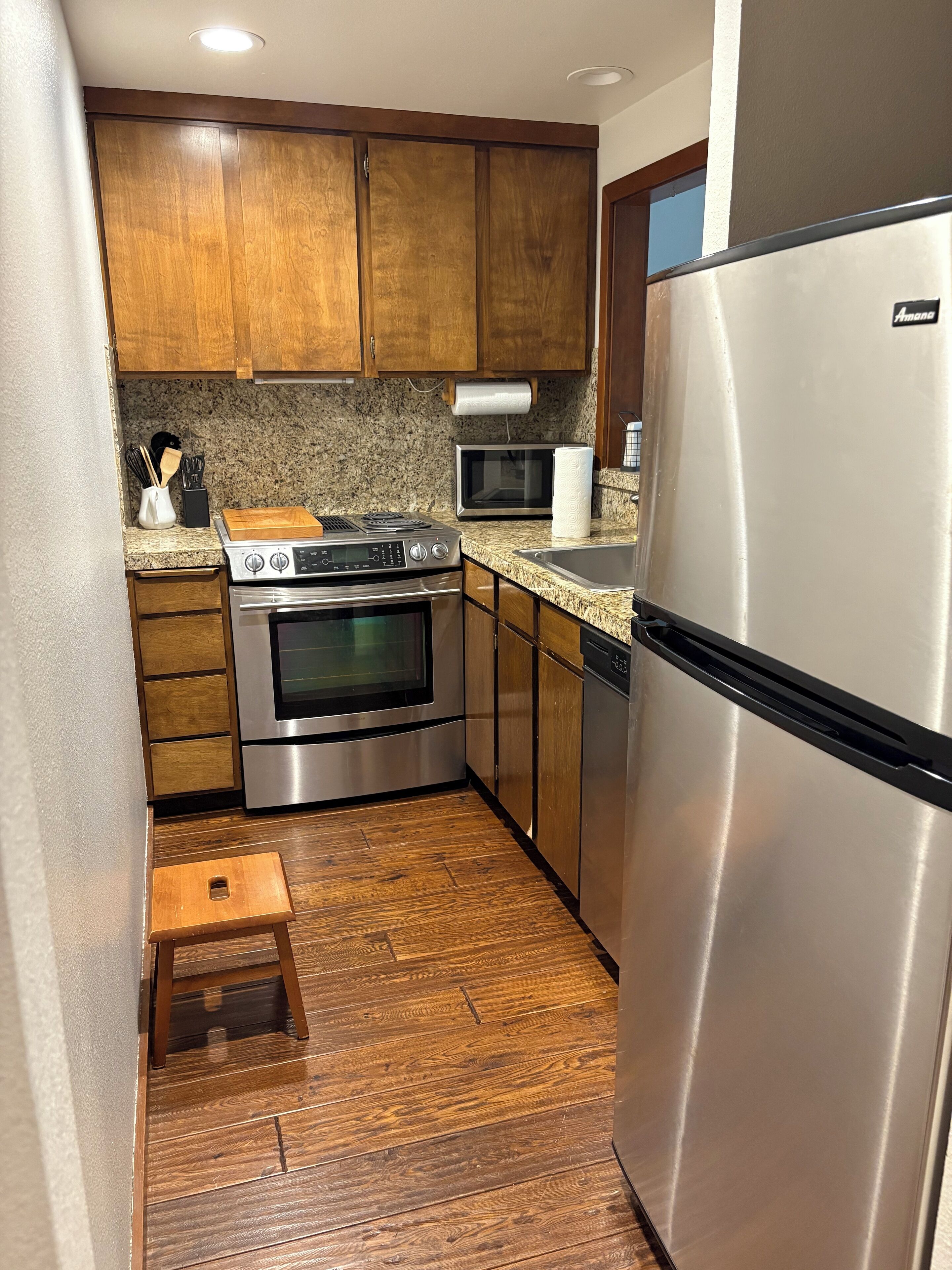 Réfrigérateur, micro-ondes, four, plaque de cuisson