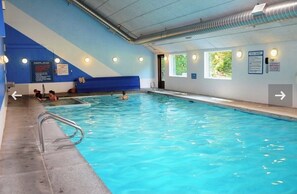 Innendørsbasseng og et oppvarmet basseng