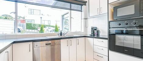 Geladeira, micro-ondas, fogão, cooktop