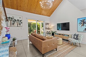 Smart TV, fireplace, books - Brand New La Flamingo Beach House-A Tropical Retreat (St. Augustine)