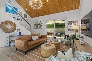 Smart TV, fireplace, books - Brand New La Flamingo Beach House-A Tropical Retreat (St. Augustine)