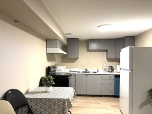 Réfrigérateur, four à micro-ondes, un four, surface de cuisson