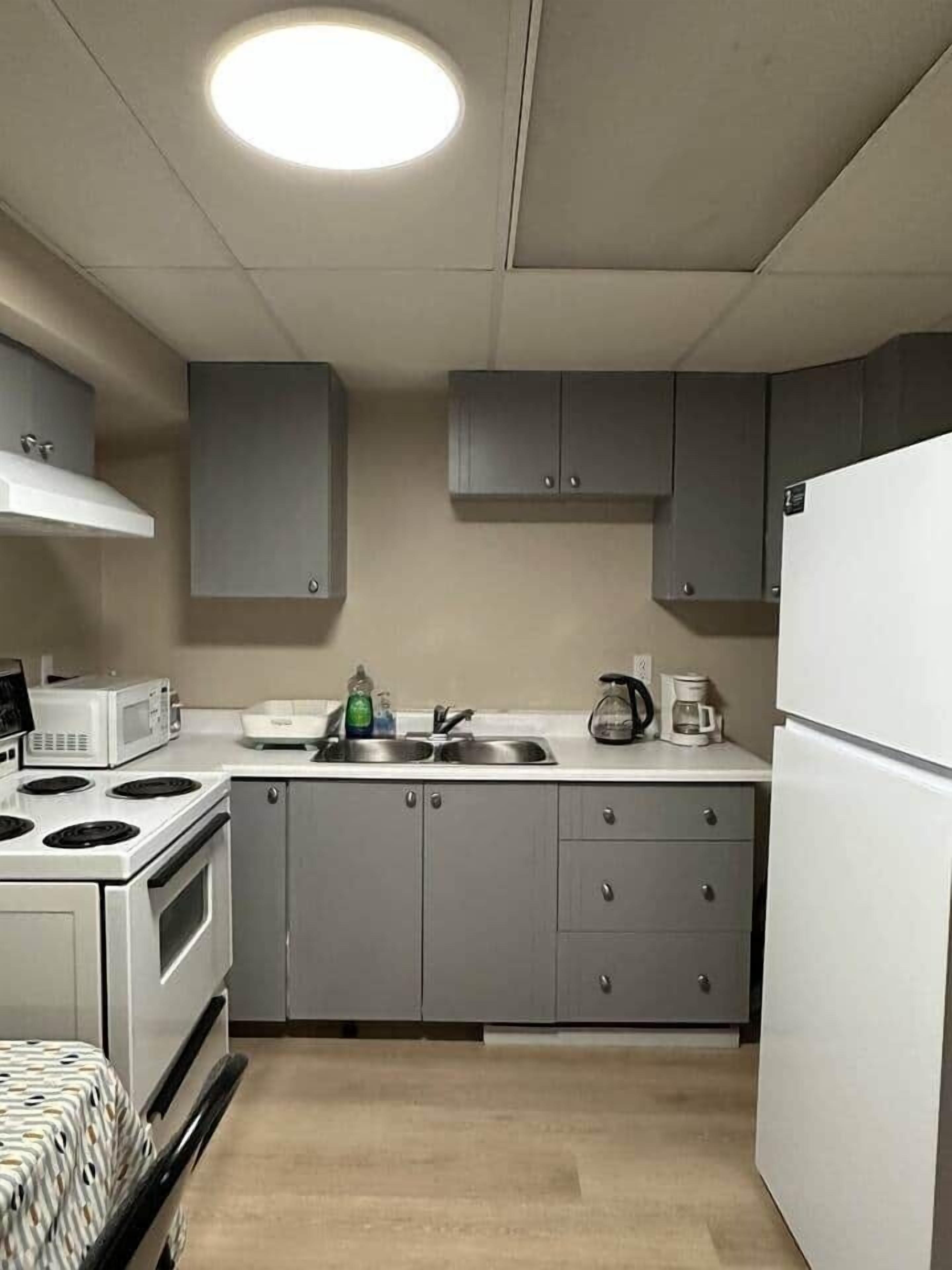 Kjøleskap, mikrobølgeovn, ovn og kokeplater