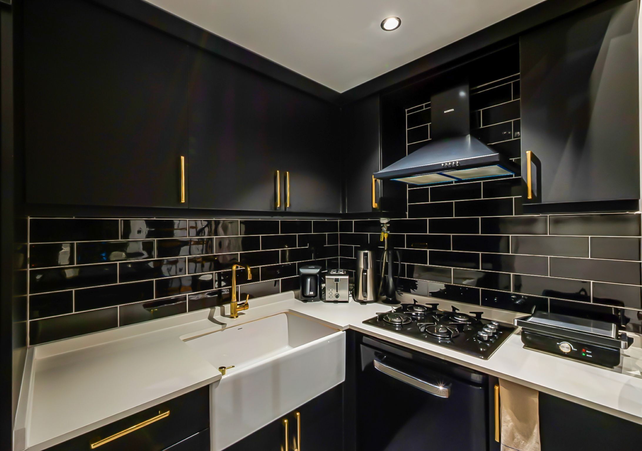 Villa | Privékeuken | Een koelkast, een kookplaat, een vaatwasser, kookgerei, borden en bestek