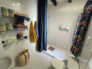 Dusche, Haartrockner, Handtücher, Seife