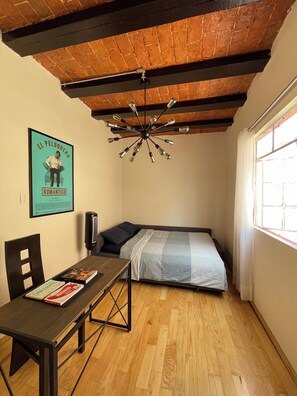 3 habitaciones, tabla de planchar con plancha, wifi y ropa de cama 