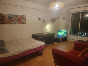 1 habitación, tabla de planchar con plancha, wifi y ropa de cama