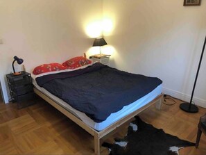 1 slaapkamer, een strijkplank/strijkijzer, wifi, beddengoed