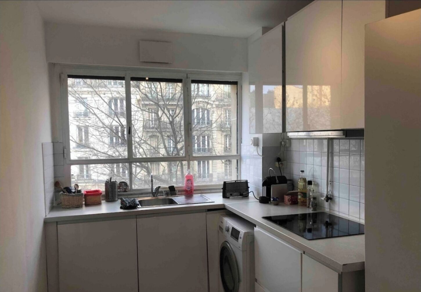 Een microgolfoven, een oven, een kookplaat