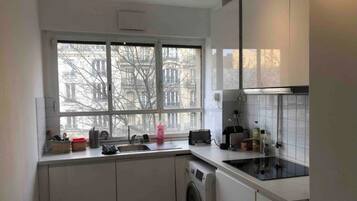 Een microgolfoven, een oven, een kookplaat