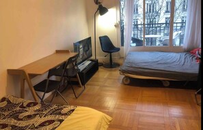 1 slaapkamer, een strijkplank/strijkijzer, wifi, beddengoed