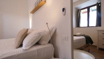 1 dormitorio, tabla de planchar con plancha, wifi y ropa de cama