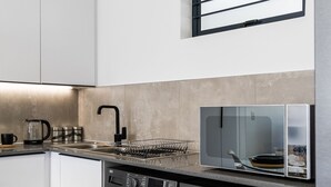 Eine moderne Küche mit Geschirrspüler, Waschmaschine und Mikrowelle.