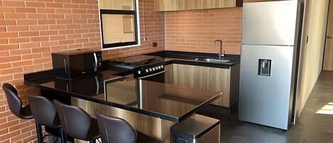 Kjøleskap, mikrobølgeovn, ovn og kaffetrakter/tekoker