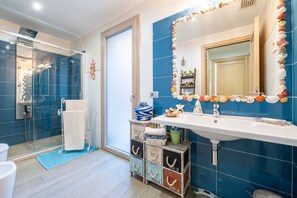 Dusche, Haartrockner, Handtücher