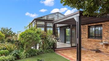 House (6 Bedrooms) | Interior