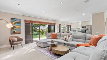 House (6 Bedrooms) | Interior