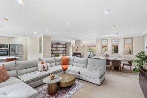 House (6 Bedrooms) | Interior - Warwick Coastal Harmony (Cape Town)
