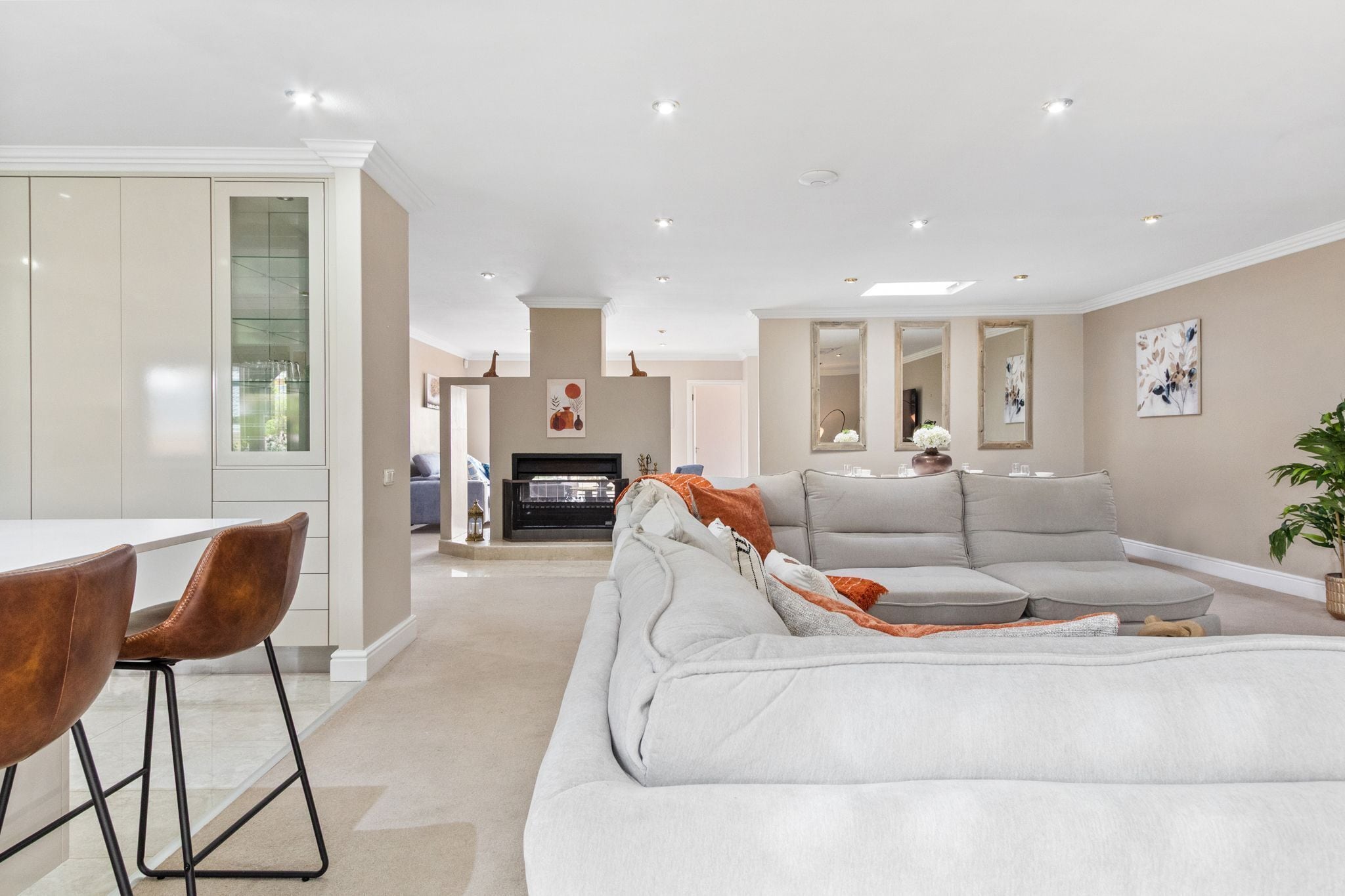House (6 Bedrooms) | Interior