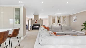 House (6 Bedrooms) | Interior