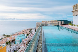 Outdoor pool, pool umbrellas, sun loungers