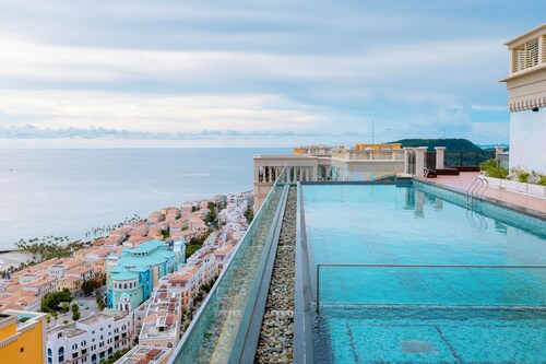 Atermis Regency Hillside Phu Quoc - Sea & Fireworks View