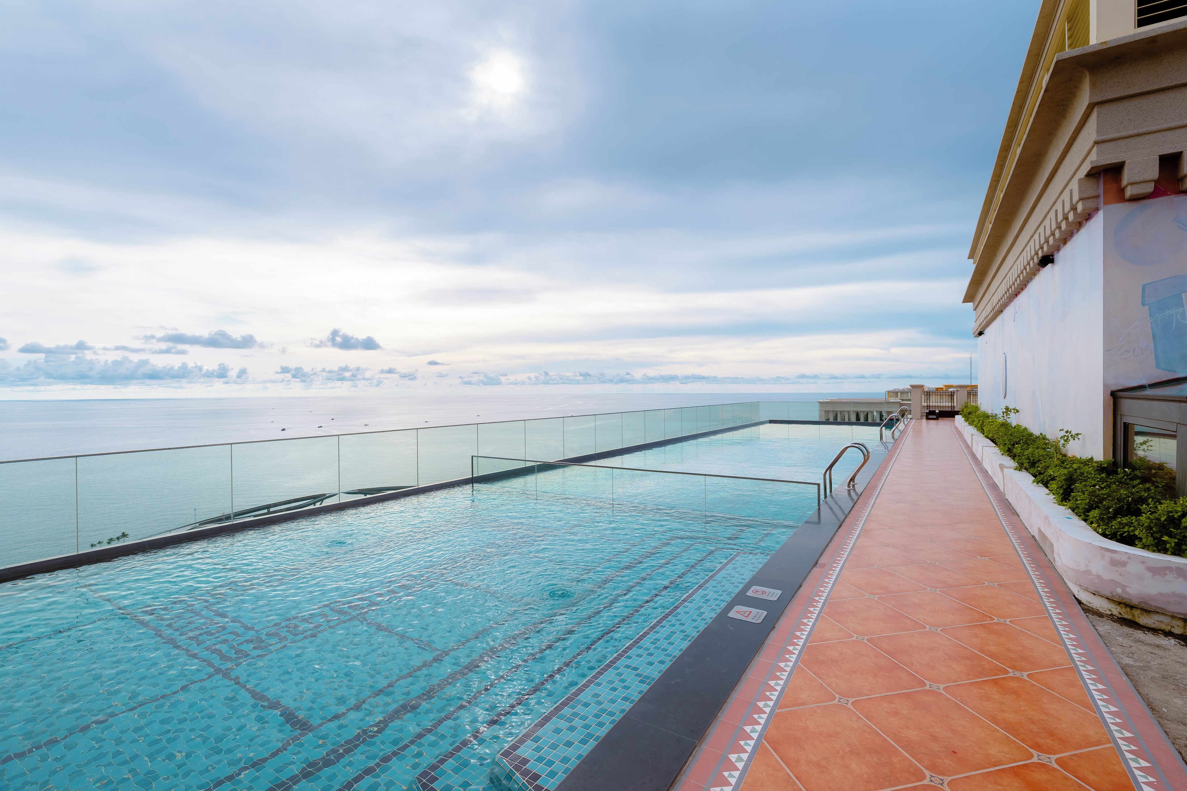 Alberca al aire libre, sombrillas en la alberca y camastros 