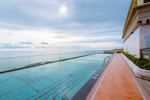 Utomhuspool, parasoller och solstolar