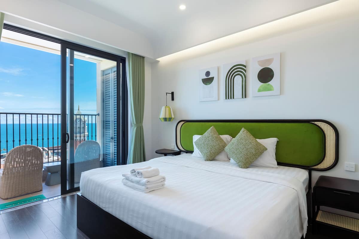Apartemen Deluks | Meja kerja, tirai kedap cahaya, kedap suara, dan setrika/meja setrika