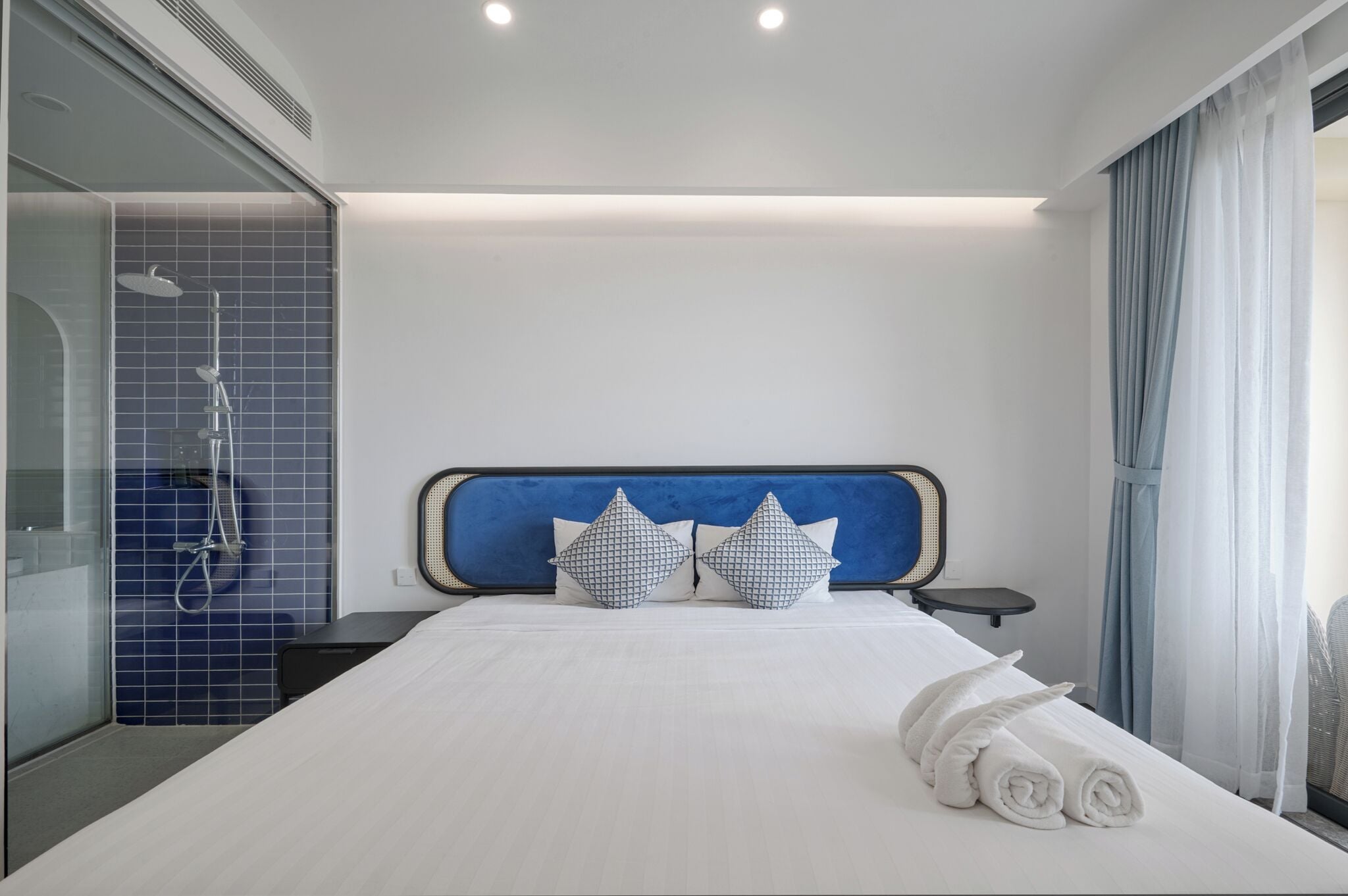 Atermis Studio - Internal View or Mountain View | Hypo-allergenic bedding, memory foam beds, minibar, desk