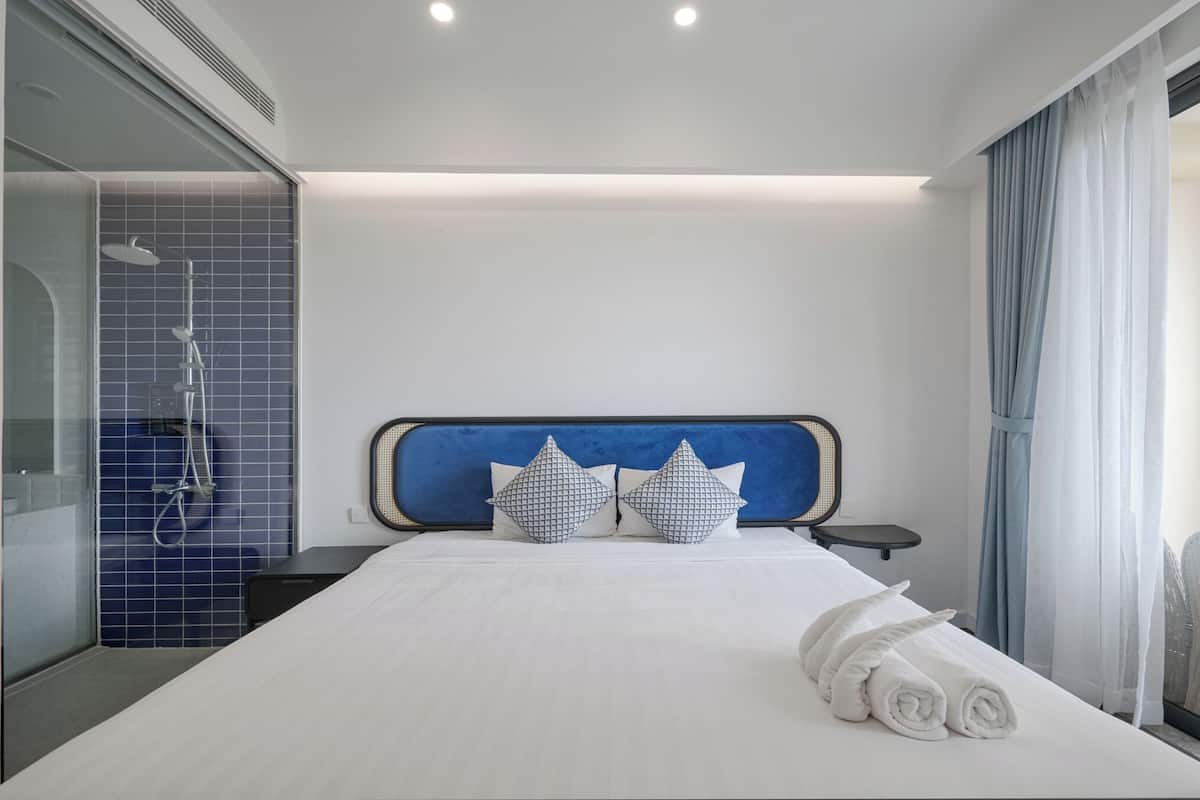 Atermis Studio - Internal View or Mountain View | Hypo-allergenic bedding, memory foam beds, minibar, desk