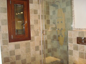 Een douche, een haardroger, handdoeken