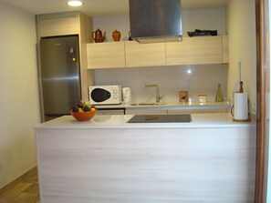 Kjøleskap, mikrobølgeovn, oppvaskmaskin og kaffetrakter/tekoker