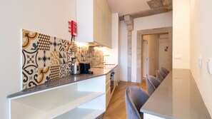 Refrigerador, horno, parrilla de estufa y cafetera y tetera 