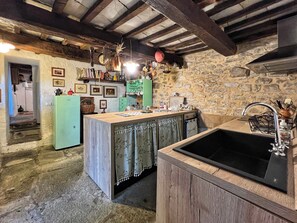 Fridge, microwave, oven, stovetop - La Fonte - Two Bedroom House, Sleeps 4 (Subbiano)