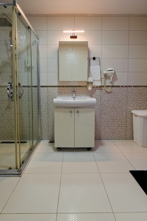 Luxury Condo, 1 Queen Bed with Sofa bed, Kitchen, Sea View | Bathroom