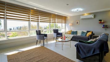 Luxury Condo, 1 Queen Bed with Sofa bed, Kitchen, Sea View | Living room
