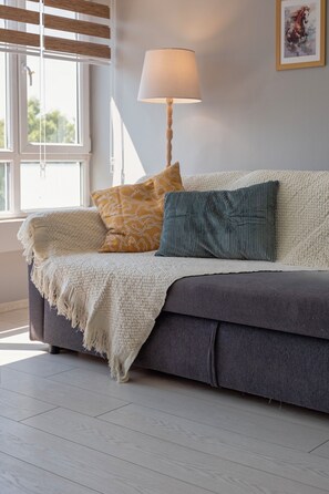 Luxe appartement, meerdere bedden, keuken, uitzicht op zee | Woonkamer