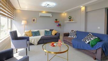 Luxury Condo, 1 Queen Bed with Sofa bed, Kitchen, Sea View | Living room